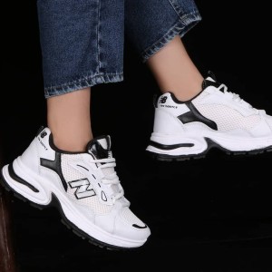 تخفیف شگفت  اور کفش کتونی اسپرت زنانه دخترانه مدل نیوبالانس کلاسیک و زیبا رنگ  سفید مشکی با ارسال رایگان