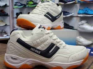 فروش بی نظیر کفش اسپرت مردانه مدل f والیبالی فوق العاده بادوام رنگ سفیدمشکی باارسال رایگان