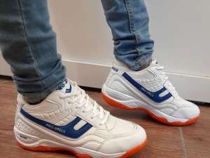 فروش بی نظیر کفش اسپرت مردانه مدل f والیبالی فوق العاده بادوام رنگ سفیدمشکی باارسال رایگان