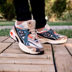 حراااااجی کفش کتونی اسپرت مردانه و زنانه مدل نیوبالانس 530 یه مدل خاص و جدید رنگ سفید مشکی   با ارسال رایگان