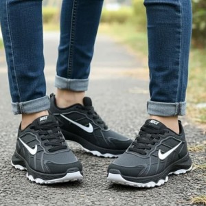 حراج جدیدکفش کتونی اسپرت  نایک مردانه بادوام و به روز رنگ مشکی نارنجی با ارسال رایگان