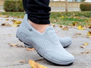 خرید اینترنتی کفش اسپرت مخصوص پیاده روی مردانه فوق العاده شیک و راحت  مدل اسچیکرز رنگ طوسی روشن اصفهان