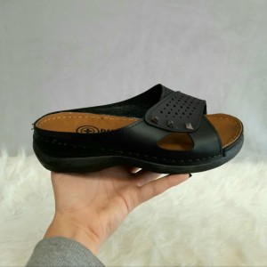 خرید اینترنتی کفش صندل فروشگاه کفش اصفهان  دمپایی صندل زنانه دخترانه  طبی دور دوخت هرمی مشکی