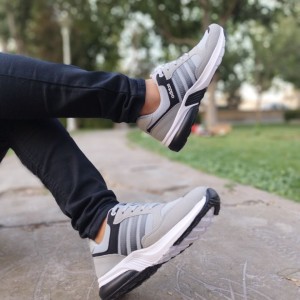 کفش اسپرت مردانه ادیداس فوق العاده شیک و راحت زیره طبی درجه یک رنگ  طوسی