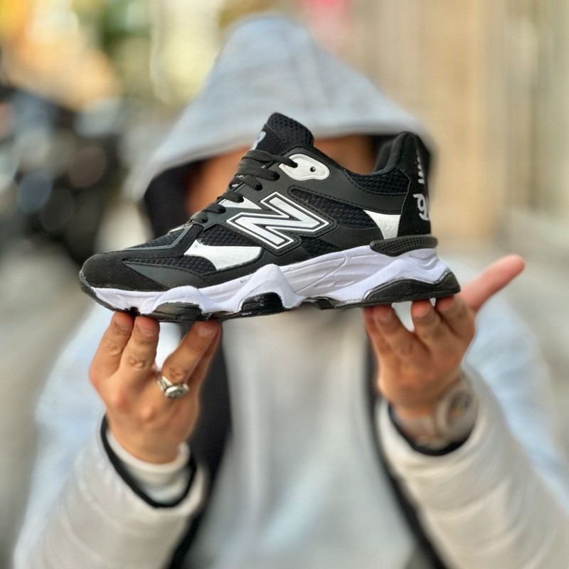 فروش  جذاب کفش کتونی اسپرت مزدانه و پسرانه مدل  نیوبالانس رنگ مشکی سفید زیره سفید فوق العاده جذاب و مناسب برای کار های روزمره با ارسال رایگان