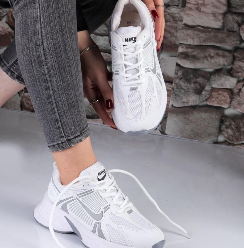 حراج جدید ترین کفش کتونی اسپرت دخترانه مدل نایک رنگ سفید طوسی یه کار خاص و بی نظیر  با ارسال رایگان