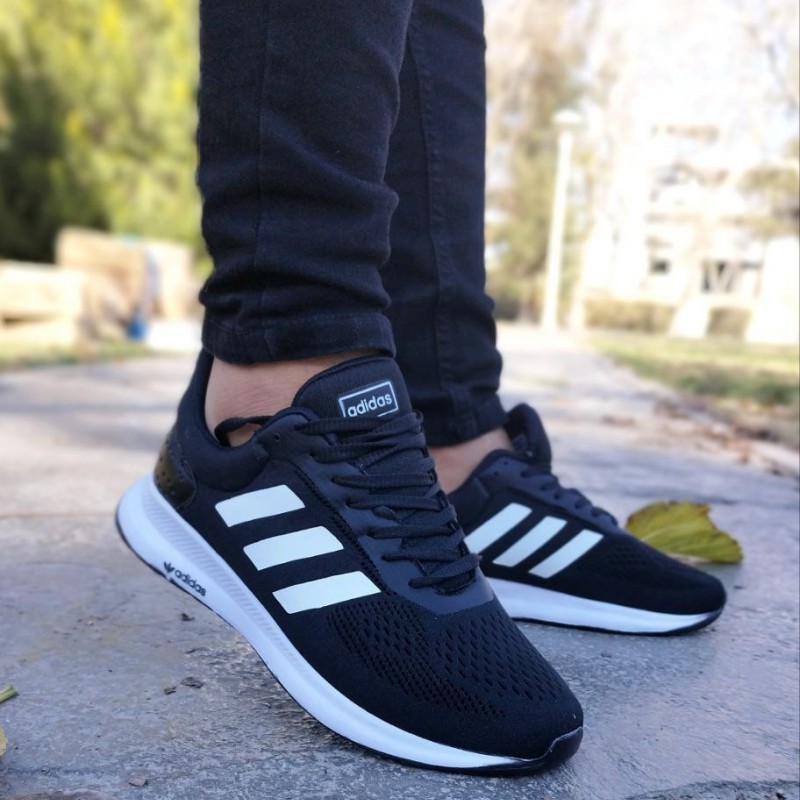 حراج باورنکردنی کفش کتونی مردانه و پسرانه مدل ادیداس رنگ مشکی سفید زیره پیو و با کیفیت عالی با ارسال رایگان