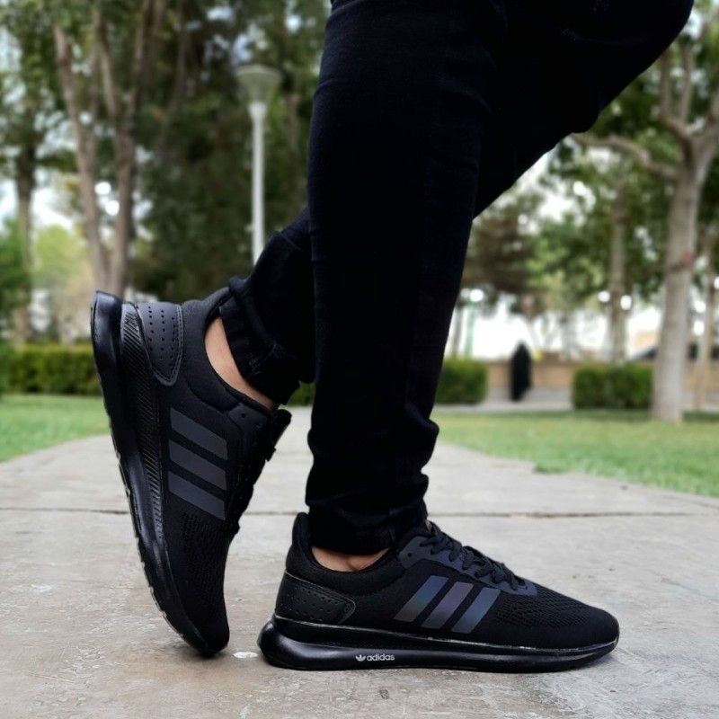 تخفیف فوق العاده کفش کتونی اسپرت مردانه و پسرانه مدل ادیداس رنگ مشکی تمام بسیار زیبا و راحت با ارسال رایگان