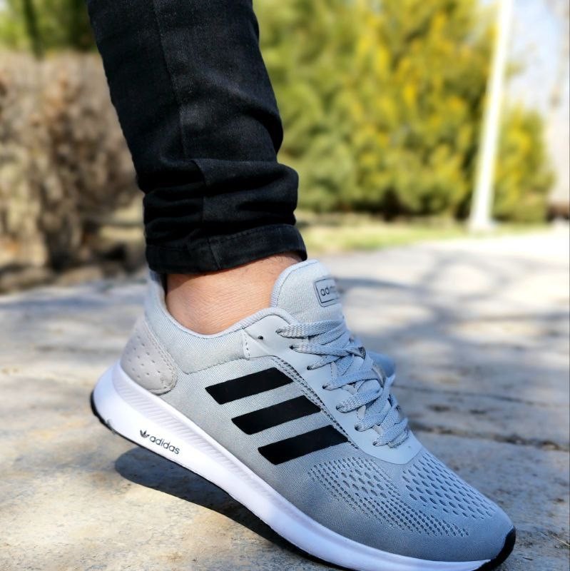 فروش هیجان انگیز کفش کتونی اسپرت مردانه و پسرانه مدل ادیداس رنگ طوسی مشکی زیره پیو راحت و سبک با ارسال رایگان