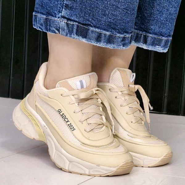 حراج جدید ترین کفش کتونی دخترانه و زنانه مدل فشیون رنگ کرم  مناسب استفاده روزمره با ارسال رایگان