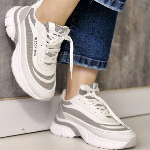 تخفیف جدید ترین کفش کتونی اسپرت دخترانه و زنانه مدل فشیون رنگ  سفید طوسی فوق العاده شیک و جوان پسند با ارسال رایگان