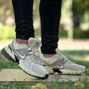 حراجی  فوق العاده کفش کتونی  اسپرت مردانه مدل وی تو کی جدید و بادوام رنگ سفید نقره ای  با ارسال رایگان