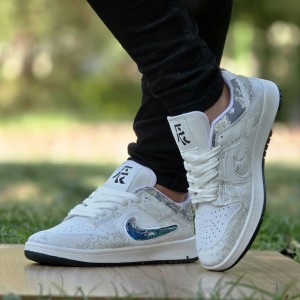 تخفیف خاص کفش  کتونی اسپرت مردانه زنانه مدل نایک دراگون جدید و شیک رنگ مشکی زیره سفید با ارسال رایگان