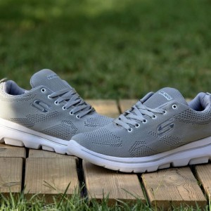 حراج هیجان انگیز کفش کتونی اسپرت مردانه و پسرانه مدل اسکیچرز بزرگپا باکیفیت ومستحکم رنگ طوسی زیره سفید با ارسال رایگان