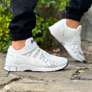 حراج بی مانند کفش کتونی اسپرت مردانه و پسرانه مدل اسیکس  سبک وزن و مات رنگ سفید طوسی با ارسال رایگان