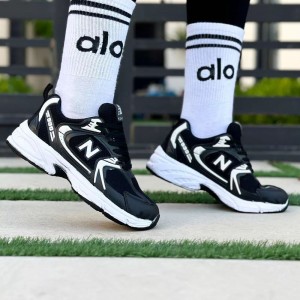 حراج ویژه کفش کتونی اسپرت مردانه و زنانه مدل نیوبالانس 530 ترند و راحت رنگ سفید مشکی با ارسال رایگان