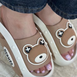 تخفیف هیجان انگیز  صندل و دمپایی کرومی زنانه و دخترانه  مدل جسیکا با طرح خرسی شگفت انگیز رنگ  سفید مشکی  با ارسال رایگان