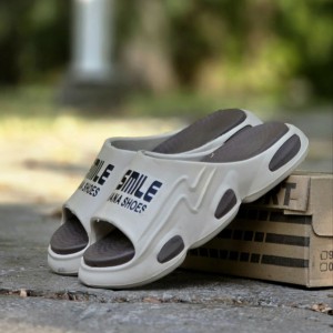 حراجی دمپایی  صندل مردانه و پسرانه مدل فشیون طرح smile  نرم و راحت رنگ  کرم ارسال رایگان.