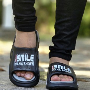 حراجی دمپایی  صندل مردانه و پسرانه مدل فشیون طرح smile  نرم و راحت رنگ  کرم ارسال رایگان.