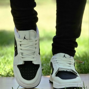 آفر ویژه کفش کتونی ونس اسپرت مردانه و پسرانه مدل نایک جردن وودو (Nike Jordan Voodoo) ترند بازاررر رنگ سفید مشکیی با ارسال رایگان