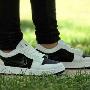آفر ویژه کفش کتونی ونس اسپرت مردانه و پسرانه مدل نایک جردن وودو (Nike Jordan Voodoo) ترند بازاررر رنگ سفید مشکیی با ارسال رایگان