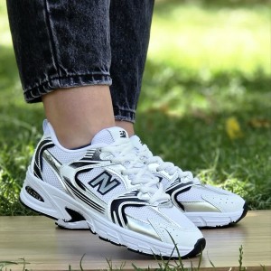 تخفیف فوق العاده کفش کتونی اسپرت ست مردانه زنانه مدل نیوبالانس 530 سبک و نرم رنگ سفید سرمه ای با ارسال رایگان