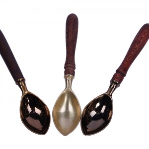 قاشق آجیل بزرگ برنجی دسته چوبی سالی نو