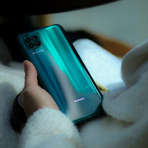 گوشی موبایل هوآوی مدل Nova 7i دو سیم کارت ظرفیت 128 گیگابایت به همراه شارژر همراه کینگ استار مدل KP 10026 ظرفیت 10000 میلی آمپر ساعت