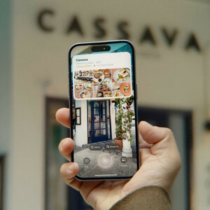 گوشی موبایل اپل مدل iPhone 16 CH دو سیم کارت ظرفیت 128 گیگابایت و رم 8 گیگابایت - به همراه هدفون بلوتوثی اپل مدل AirPods 4