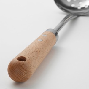کفگیر سوراخ‌دار ایکیا مدل VARDAGEN (وارداگن) با بدنه استیل ضد زنگ و دسته چوب راش، 32 سانتی‌متر