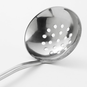 کفگیر سوراخ‌دار ایکیا مدل VARDAGEN (وارداگن) با بدنه استیل ضد زنگ و دسته چوب راش، 32 سانتی‌متر