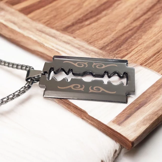 پلاک گردنبند مردانه و زنانه اسپرت طرح تیغ رنگ دودی