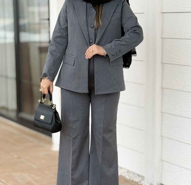 راهنمای انتخاب مانتو دیپلمات: چگونه بهترین مدل را برای خود انتخاب کنیم؟