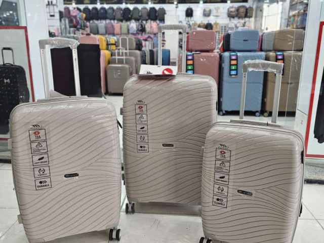 مجموعه ۳ تکه چمدان مونزا monza صددرصد نشکن جنس پلی پروپلی پیلن خارجی . قفل taa زیپ افزایشی زیپ دوبل کیفیت عالی