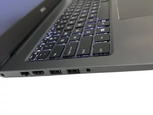پورت‌های کناری شامل HDMI در Dell 5568.webp