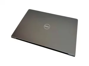 طراحی بدنه لپتاپ Dell 5568 از زاویه بغل.webp