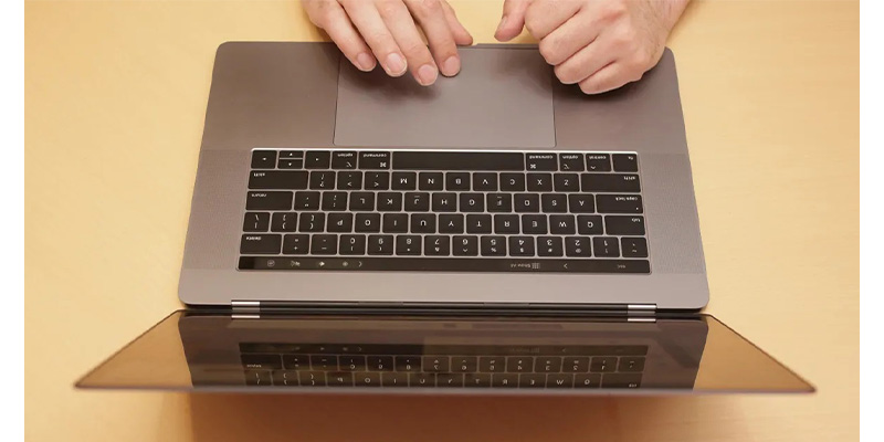 کیبورد و تاچ پد MacBook Pro 2018 با طراحی منحصر به فرد و به خصوص اپل