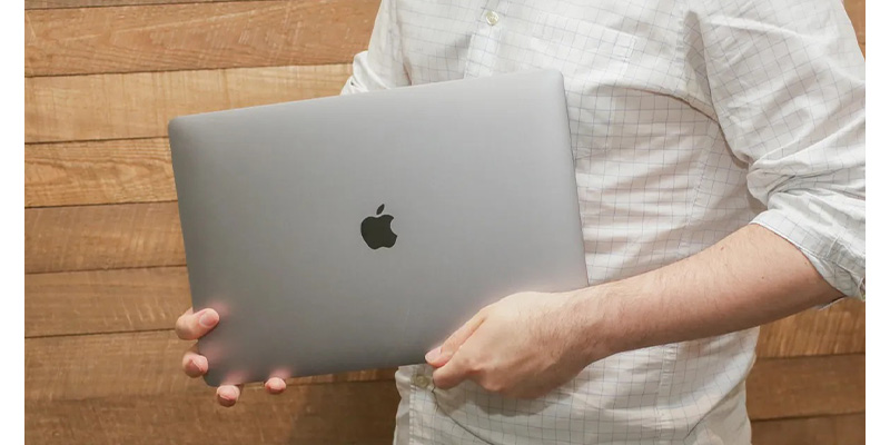 لپ تاپ استوک MacBook Pro 2018 با بدنه فوق  العاده باریک به رنگ نقره ای