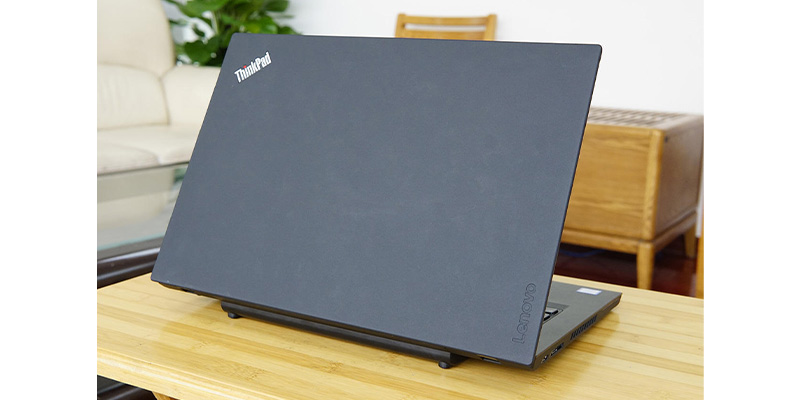 لپ تاپ دست دوم Lenovo Thinkpad T480 با بدنه ای به رنگ خاکستری
