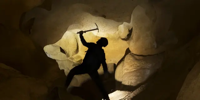 تحلیل سیمانتک از استخراج غیرمجاز رمزارز بدون مرورگر و تهدیدات ماینینگ مخفی