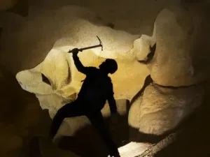 تحلیل سیمانتک از استخراج غیرمجاز رمزارز بدون مرورگر و تهدیدات ماینینگ مخفی