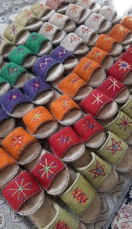 دمپایی نمدی مردانه رنگی جلو باز دور دوزی شده