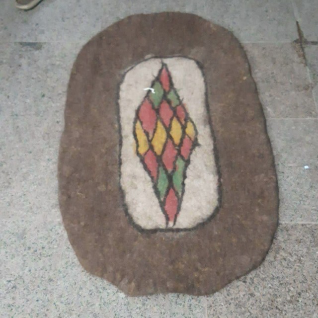 زیرانداز پشمی بیضی (نمد کوبیده)