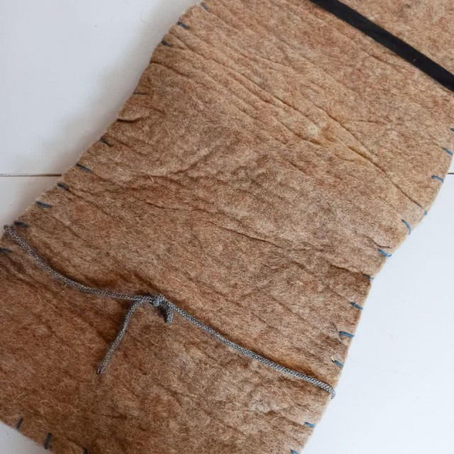 رو صندلی نمدی