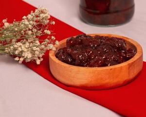 مربا توت فرنگی ظرف شیشه ای (1 کیلوگرم)