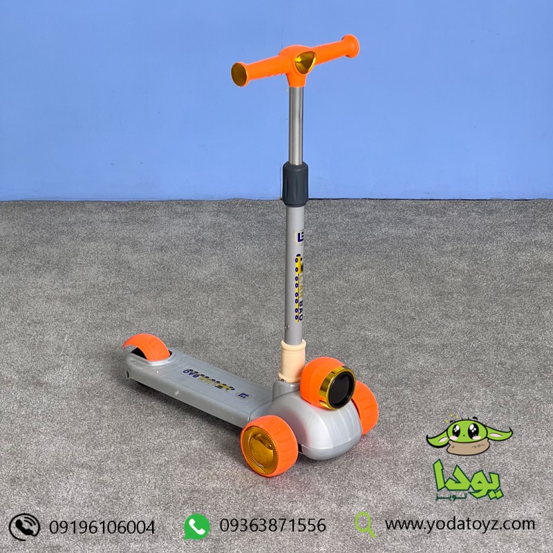اسکوتر تاشو کودک چراغدار رنگ نقره ای کد 2006