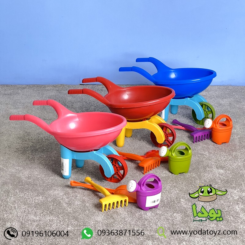 ست وسایل شن بازی شامل فرغون، بیلچه و آبپاش