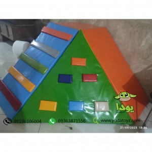 سازه فومی ورزشی مثلثی شامل 3 ورزش (صخره نوردی، پله نوردی و سرسره) کد 040