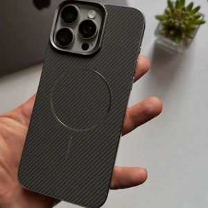 بهترین قاب محافظ فیبر کربن مگنتی آیفون 17پرو مکس ماسک