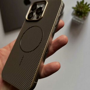 قاب کربن گوشی آیفون 17 پرو مجیک ماسک